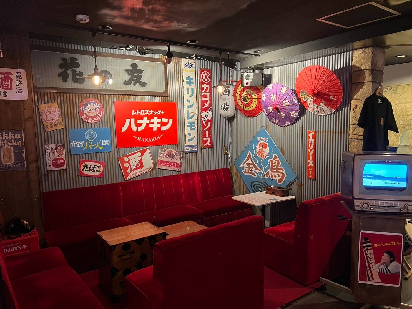 グループでくつろげる店内のソファ席